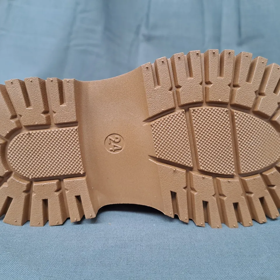 BOXED PAIR OF DESIGNER KIDS ANKLE BOOTS IN TAN EU SIZE 24