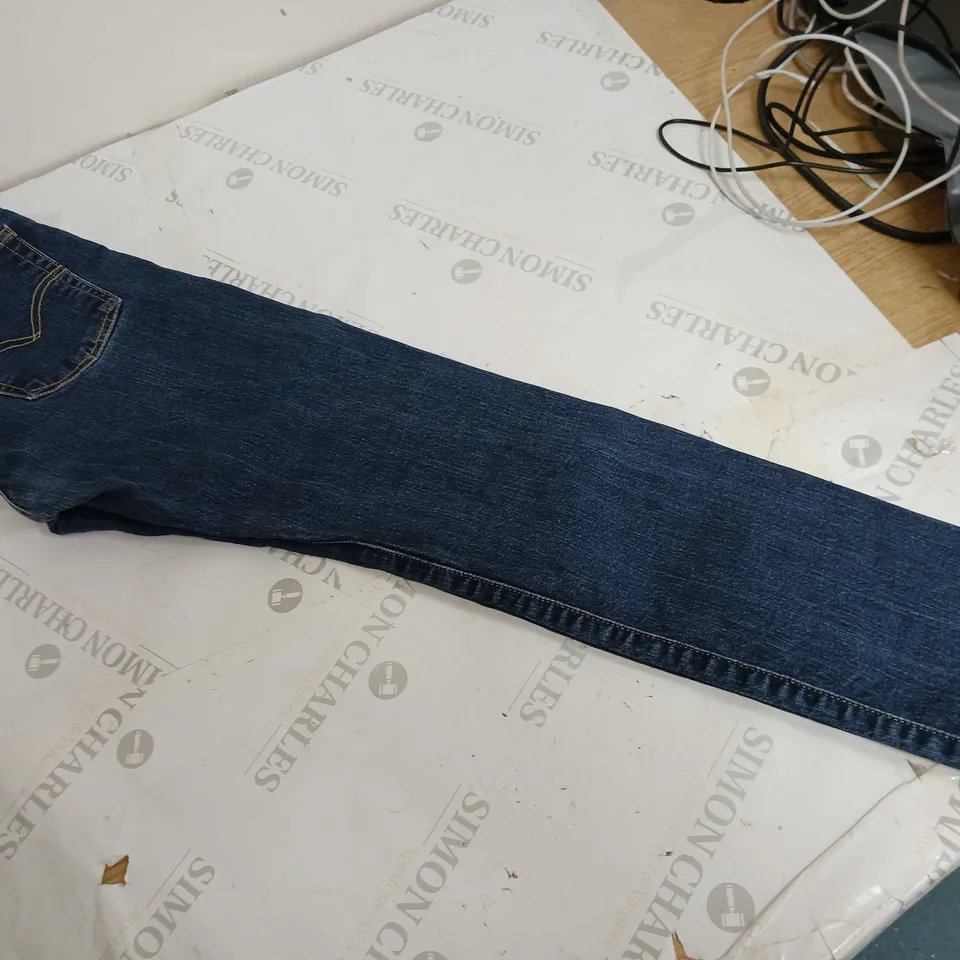 PAIR LADIES LEVI SRTAUSS & Co BLUE DENIM JEANS W29 L30