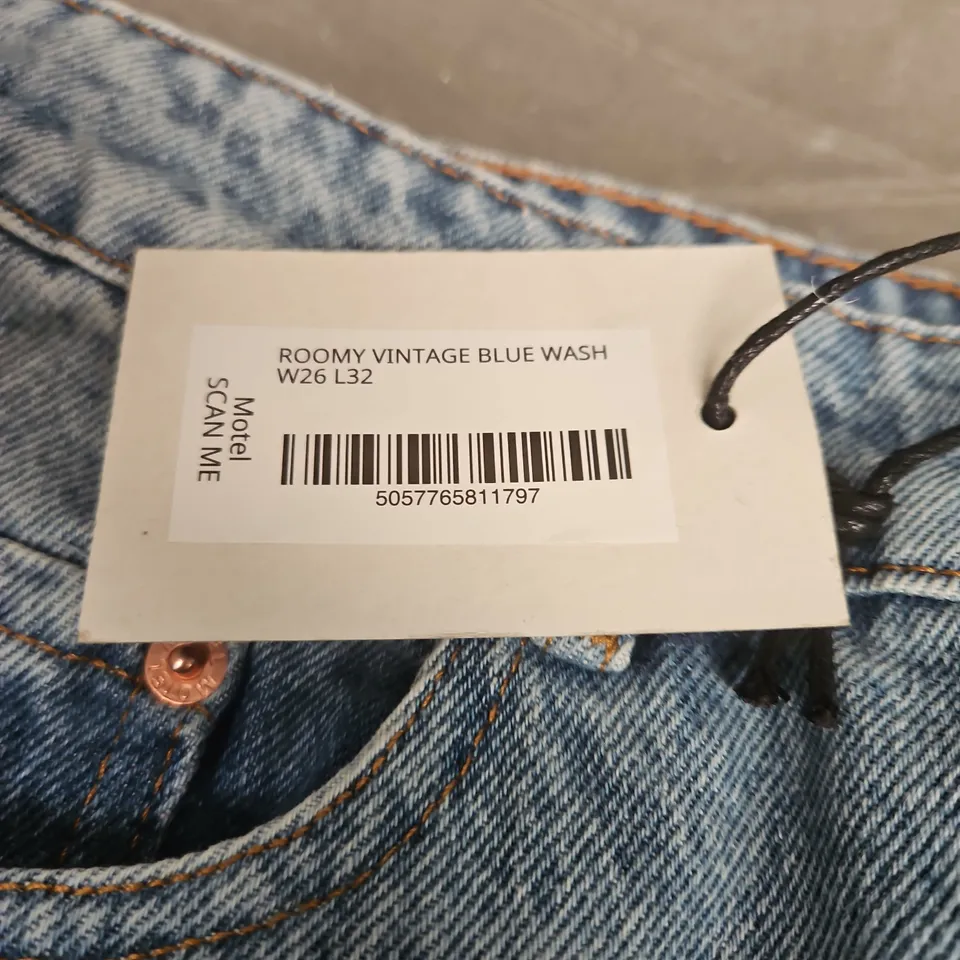ROOMY VINTAGE BLUE WASH DENIM JEANS – W26 L32