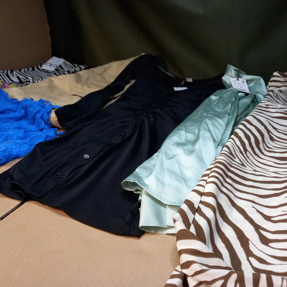 LOT OF APPROX 25 ASSORTED CLOTHING ITEMS VARYING IN SIZE/COLOUR/STYLE TO INCLUDE: TROUSERS, TOPS, DRESSES