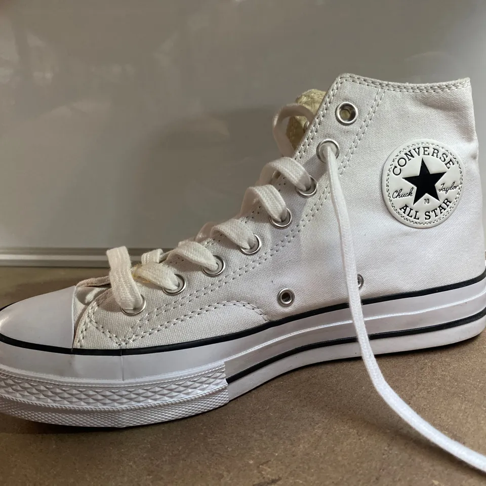 PAIR OF CONVERSE WHITE SHOES SIZE 7.5