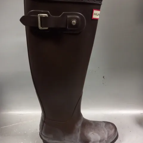 BOXED PAIR OF HUNTER TALL BITTER CHOCOLATE BOOTS