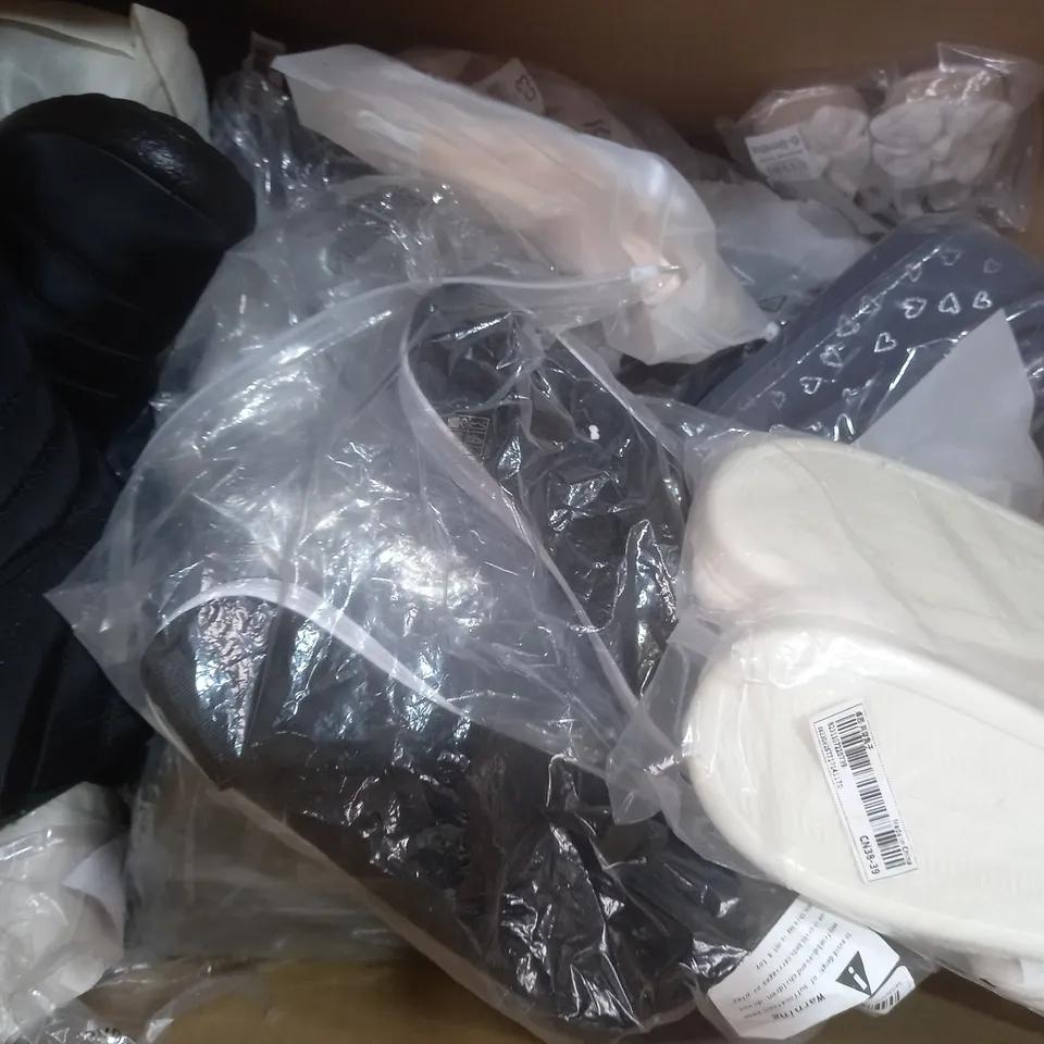 BOX OF APPROXIMATELY 10 ASSORTED PAIRS OF SHOES AND FOOTWEAR ITEMS IN VARIOUS STYLES AND SIZES TO INCLUDE TIMBERLAND, PRETTY LITTLE THING, ALEGRA, ETC