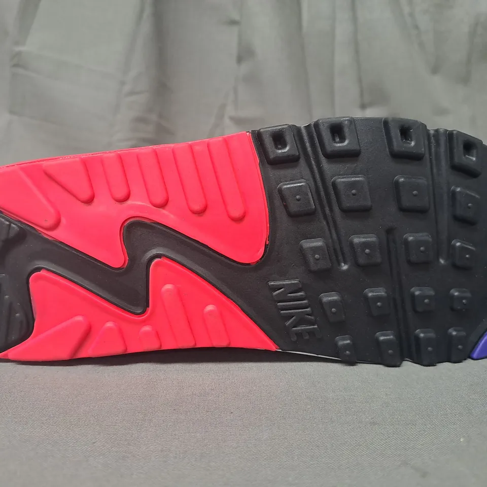 PAIR OF NIKE AIR MAX SHOES IN WHITE/BLACK/MULTI UK SIZE 5.5