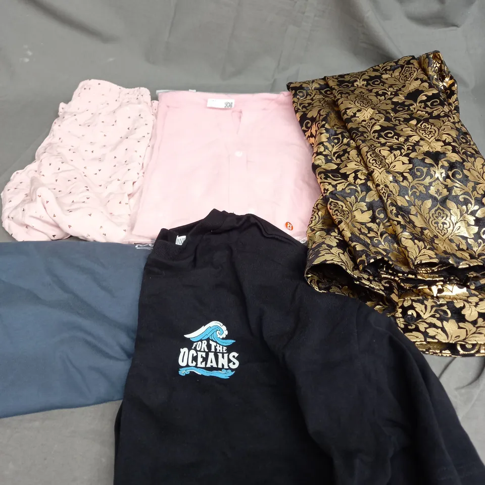 BOX OF APPROXIMATELY 25 ASSORTED CLOTHING ITEMS TO INCLUDE - T-SHIRT , PANTS , JACKET ETC