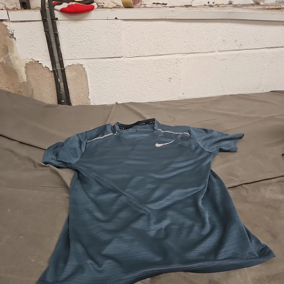 NIKE DRI-FIT TRAINING TOP - SIZE S