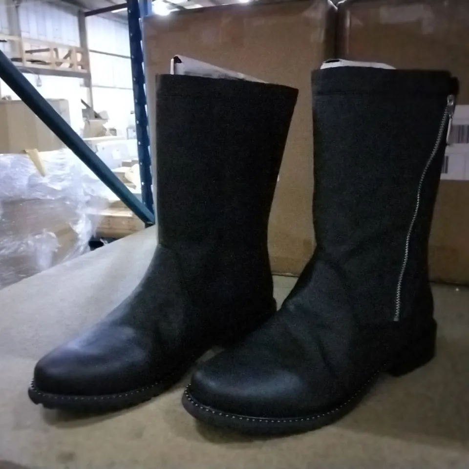 BOXED UNISEX  EMU AUSTRALIA BOOTS , SIZE UK 8 , 4 PAIRS 