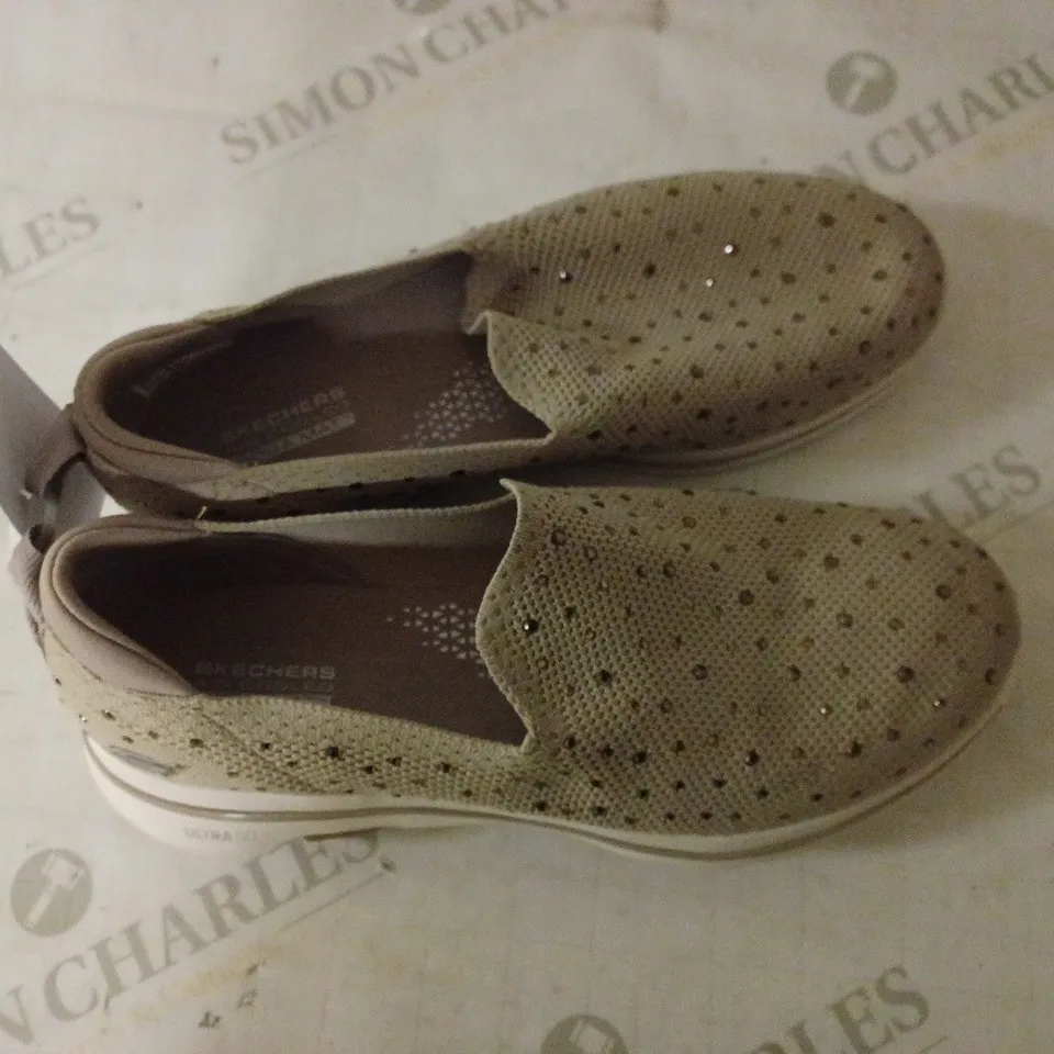 SKECHERS GO WALK LIMELIGHT PREMIUM FLAT KNIT SLIP ON TRAINER - SIZE 4.5