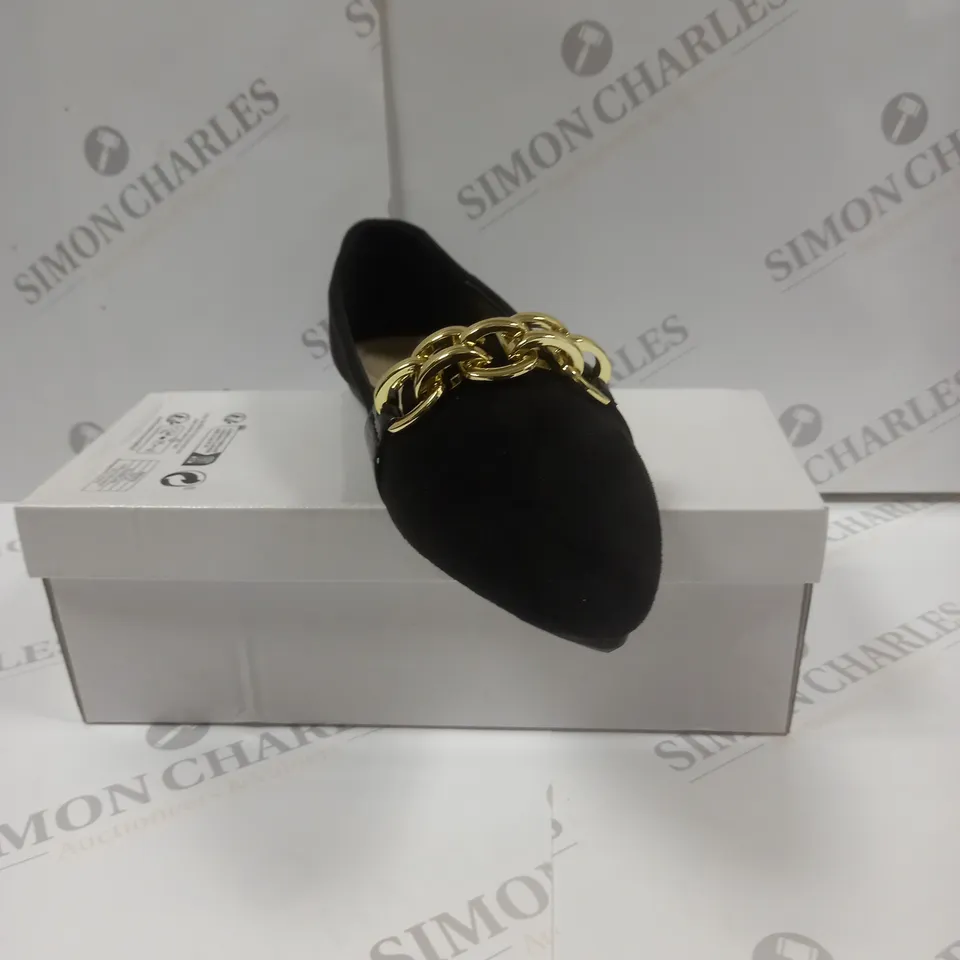 BOXED PAIR OF WOMENS SHOES UK SIZE 8