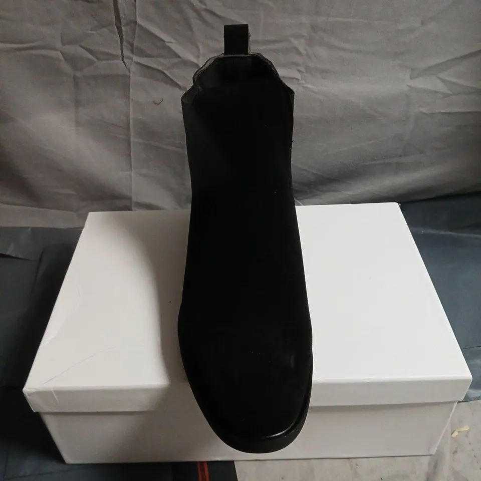 HAMPTONS CONZURI BLACK SUEDE CHELSEA ANKLE BOOT (WOMEN'S) SIZE 9