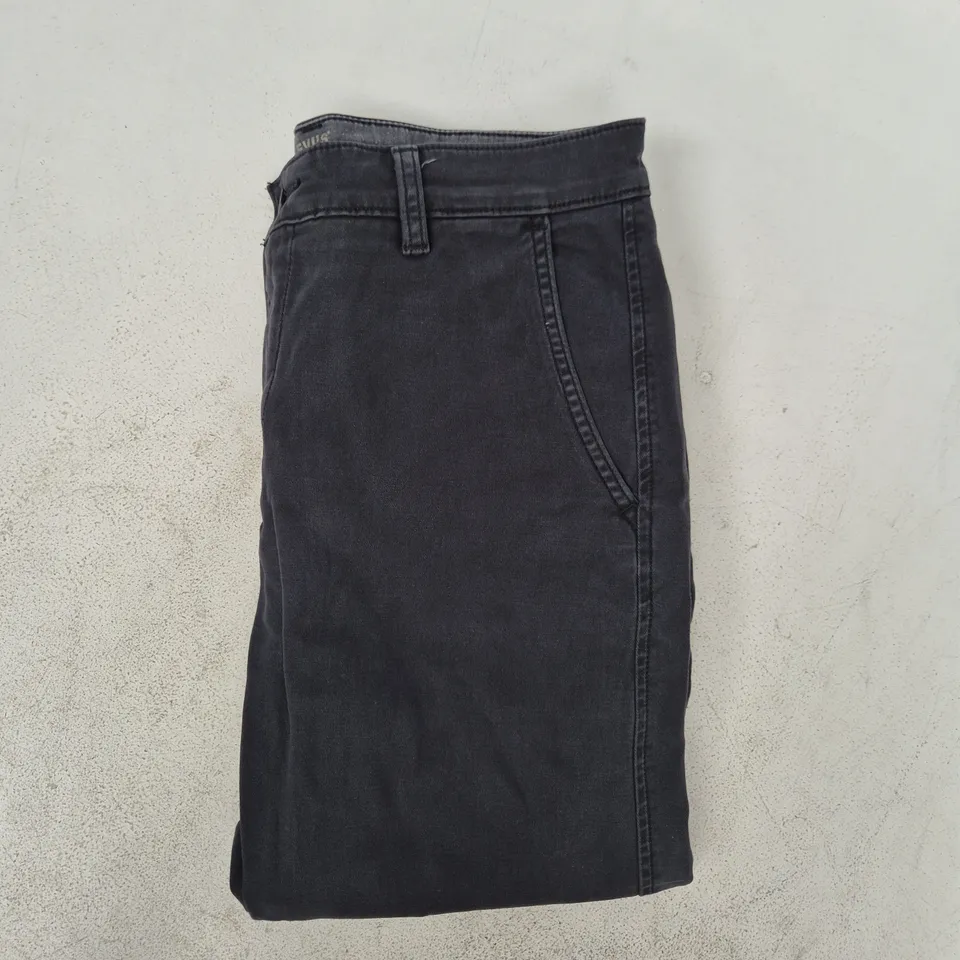 LEVI'S XX CHINOS IN BLACK SIZE 30/32