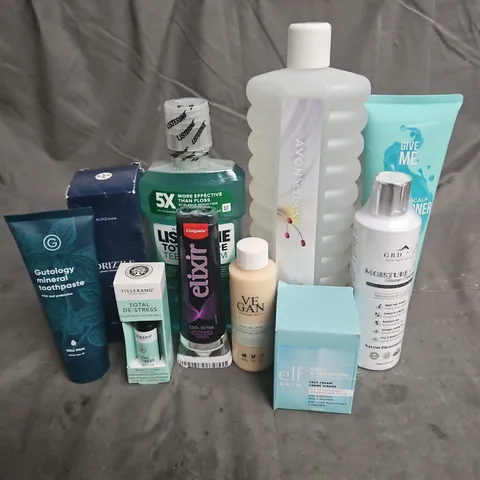 APPROXIMATELY 20 ASSORTED HEALTH & BEAUTY PRODUCTS TO INCLUDE - ELF SKIN FACE CREAM - LISTERINE MOUTHWASH - COLGATE ELIXIR TOOTHPASTE - ETC