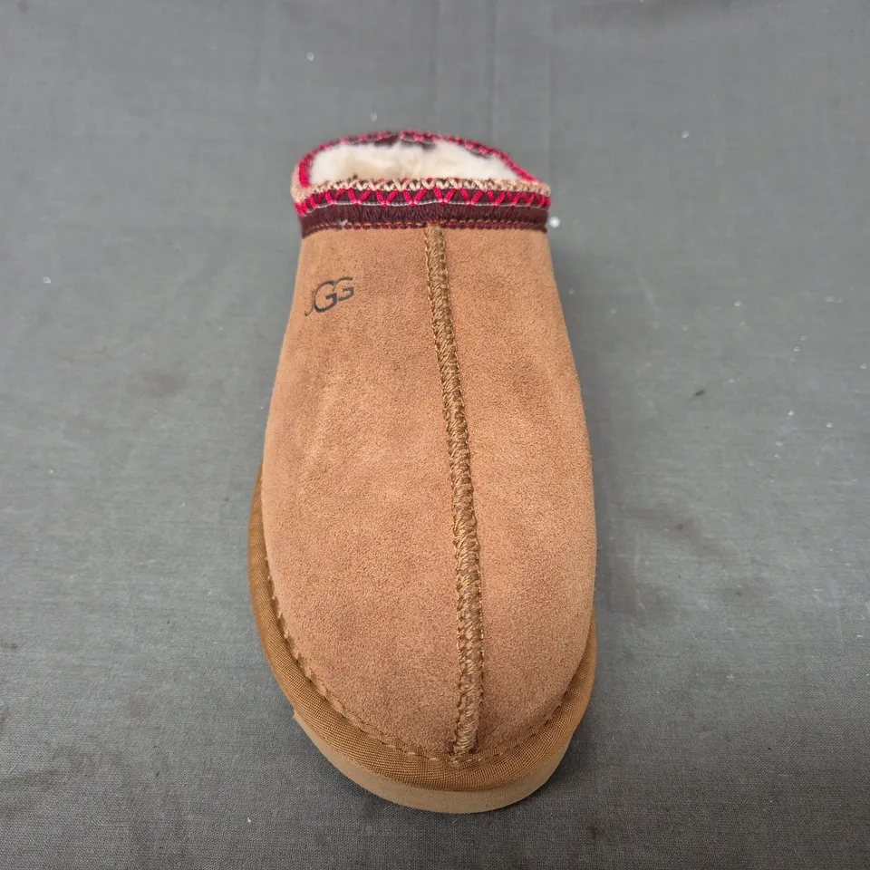 BOXED PAIR OF UGG SHOES IN CHESTNUT SIZE 5