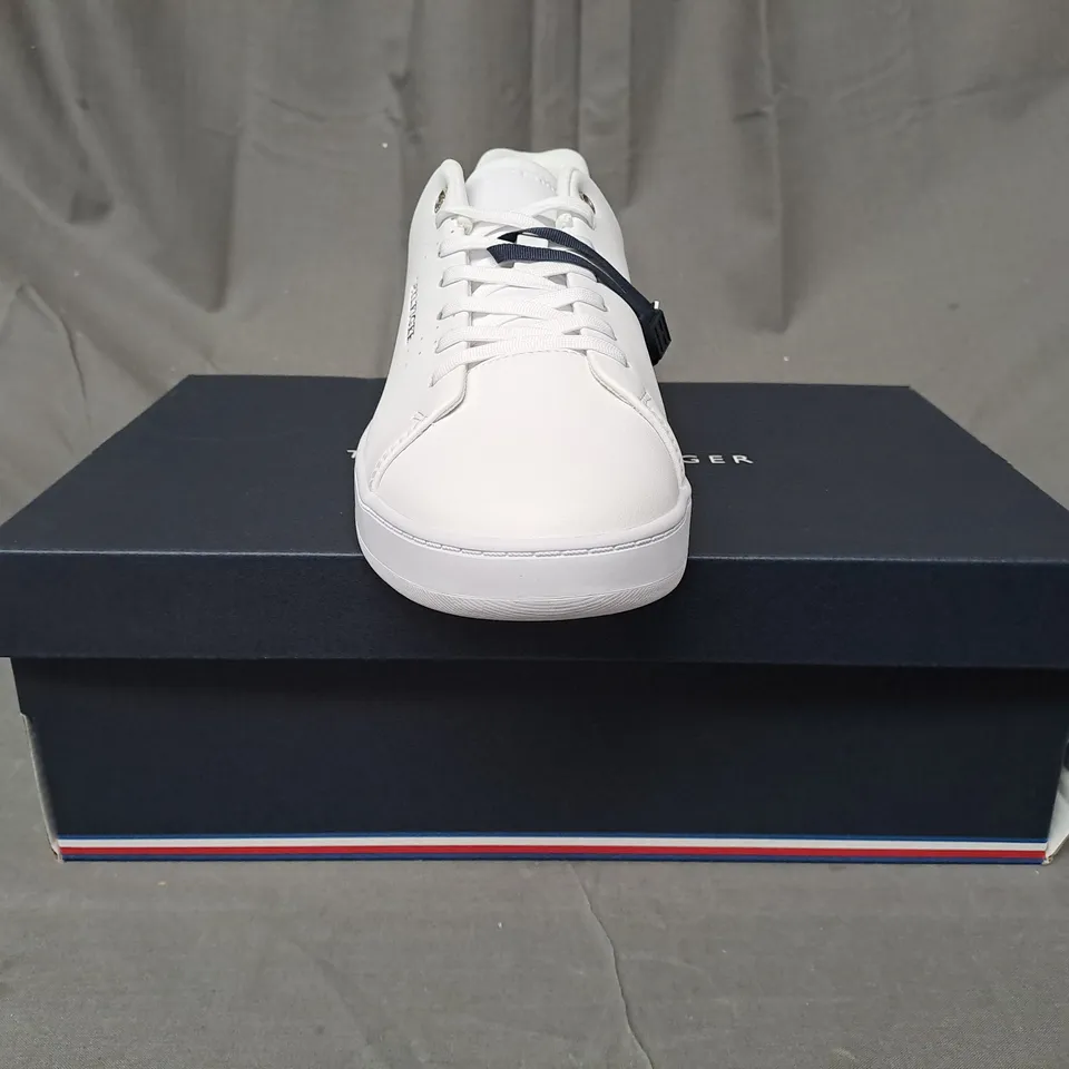 BOXED PAIR OF TOMMY HILFIGER SHOES IN WHITE UK SIZE 9
