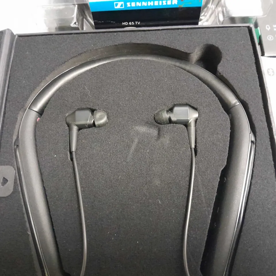 LOT OF 4 ASSORTED PAIRS OF EARPHONES TO INCLUDE SONY, SENNHEISER AND JAM