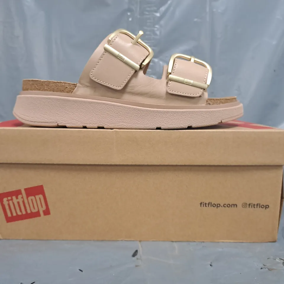 BOXED PAIR OF FITFLOP OPEN TOE BUCKLE STRAP SANDALS IN NUDE SIZE UK 4