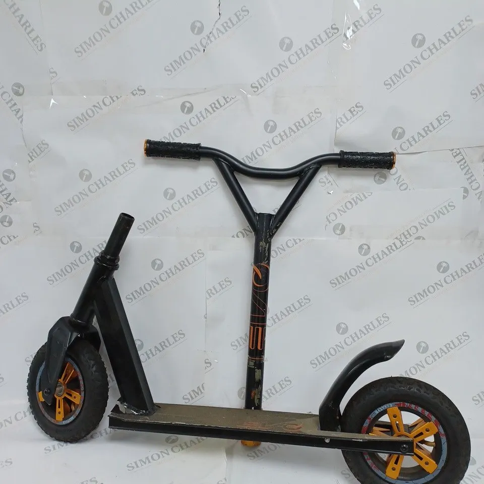 EVO BIG WHEEL SCOOTER IN BLACK AND ORANGE 