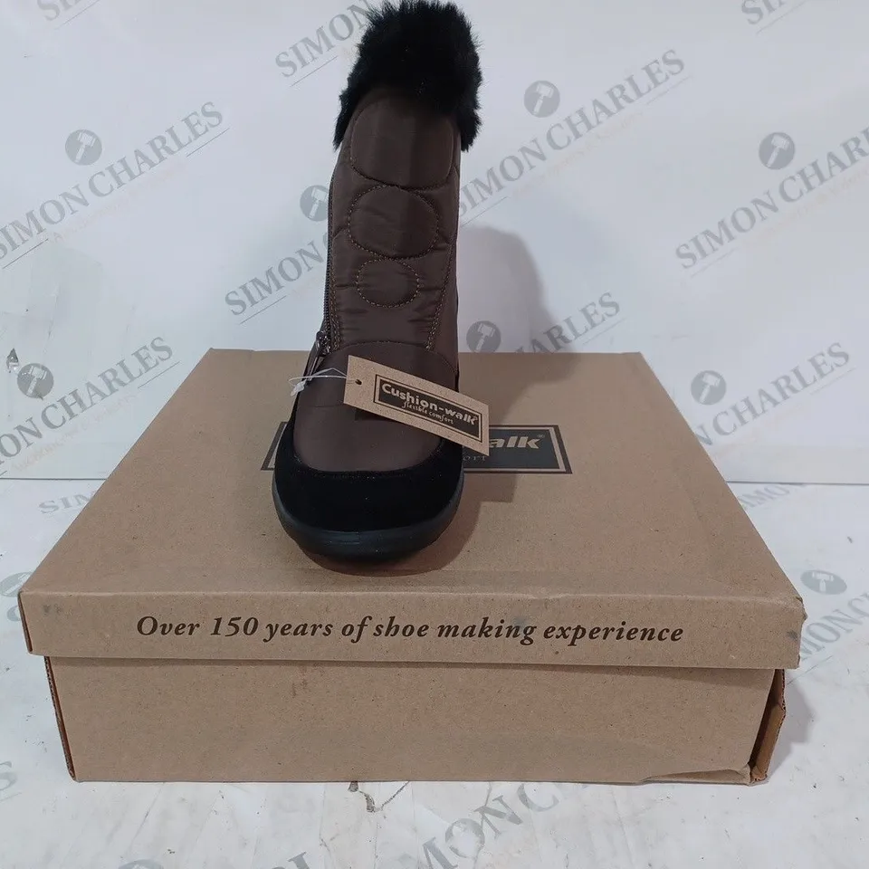 BOXED PAIR OF CUSHION-WALK FAUX FUR LINED ANKLE BOOTS IN BROWN SIZE 6