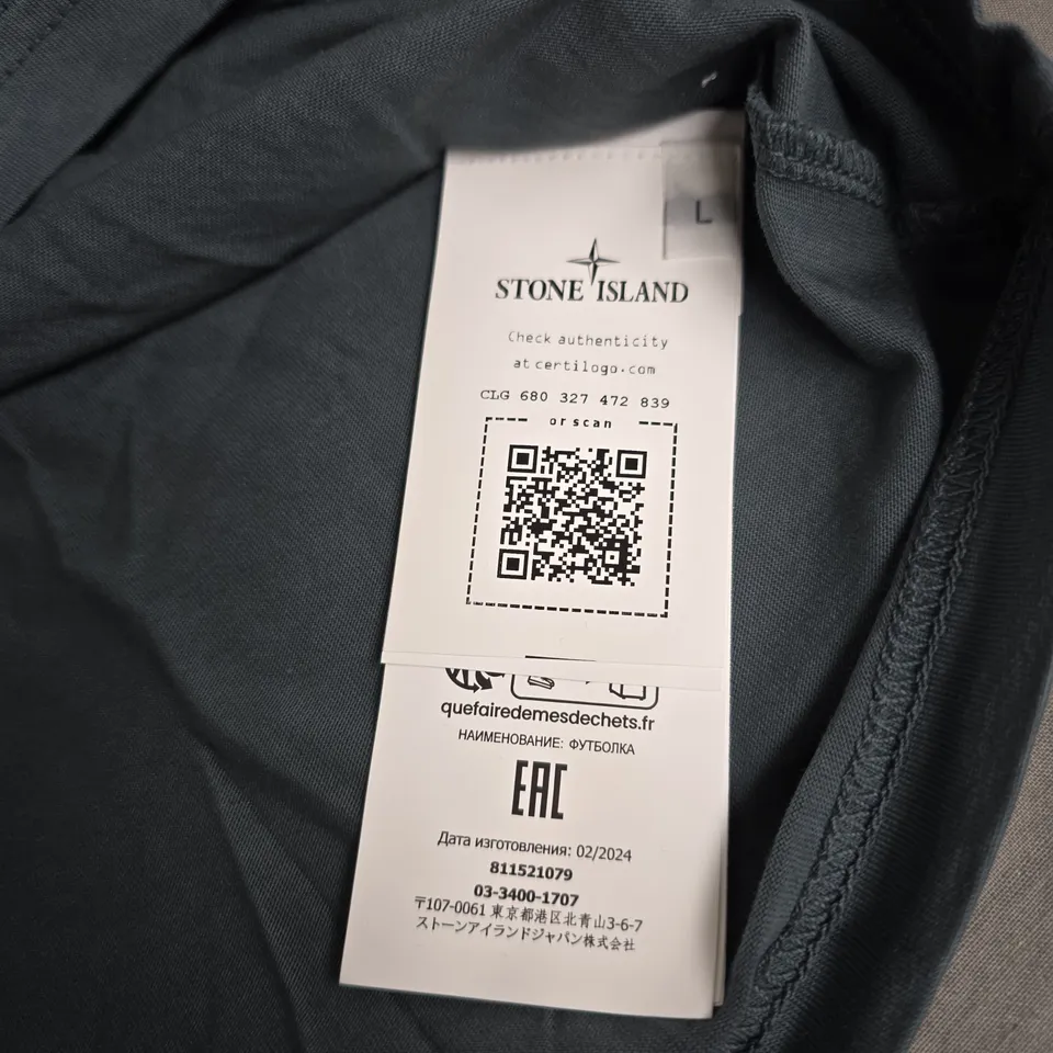 STONE ISLAND SLOGAN TEE - SIZE LARGE