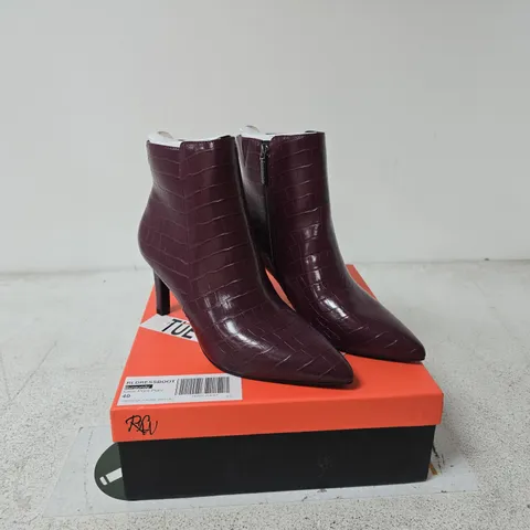 RUTH LANGSFORD WOMEN'S BURGUNDY CROC-PRINT DRESS BOOTS, POINTED TOE, SLIM HEEL, UK 7 (EU 40)