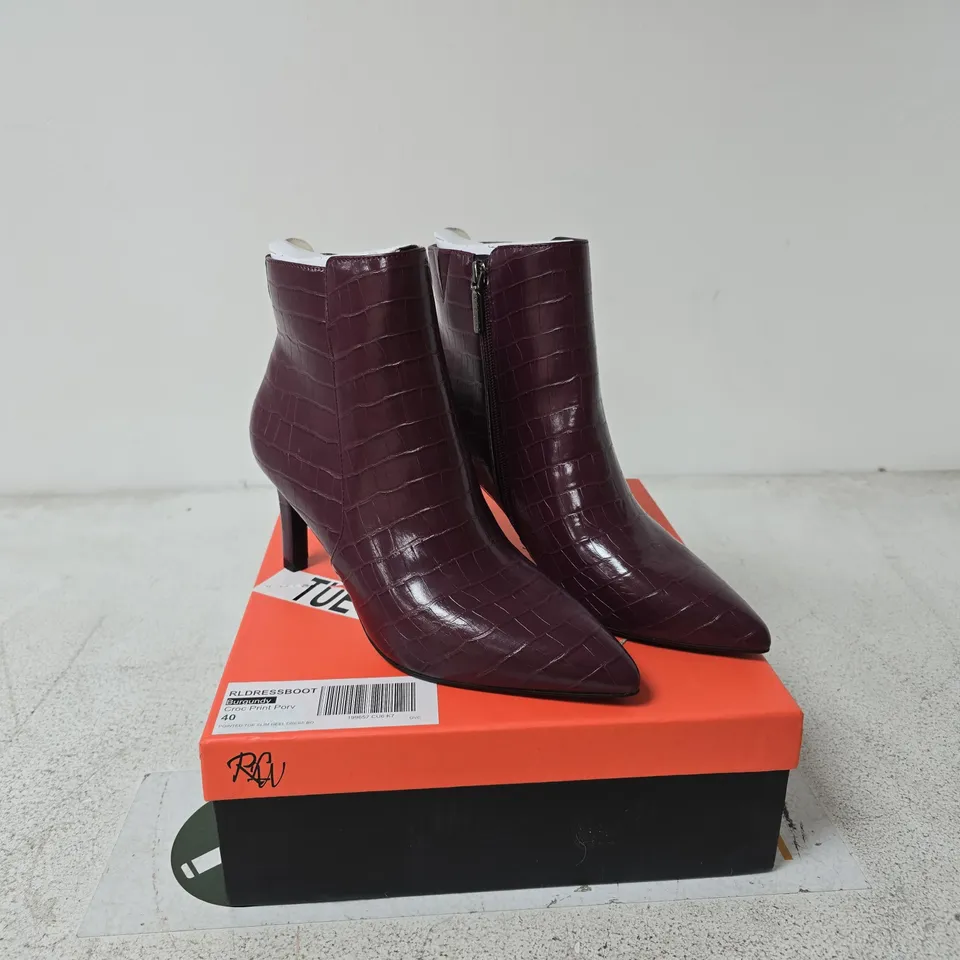 RUTH LANGSFORD WOMEN'S BURGUNDY CROC-PRINT DRESS BOOTS, POINTED TOE, SLIM HEEL, UK 7 (EU 40) 
