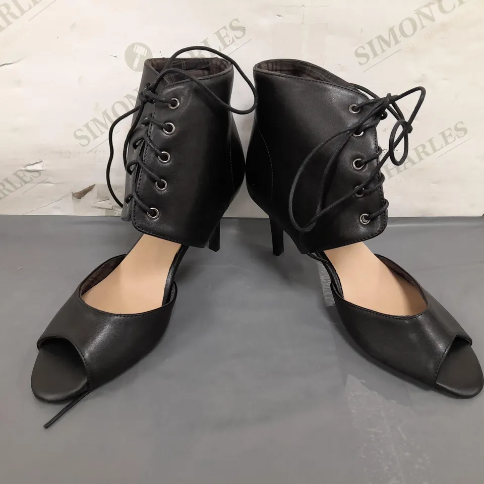 BOXED PAIR OF DESIGNER PEEP TOE MID-HEEL SHOES IN BLACK EU SIZE 43