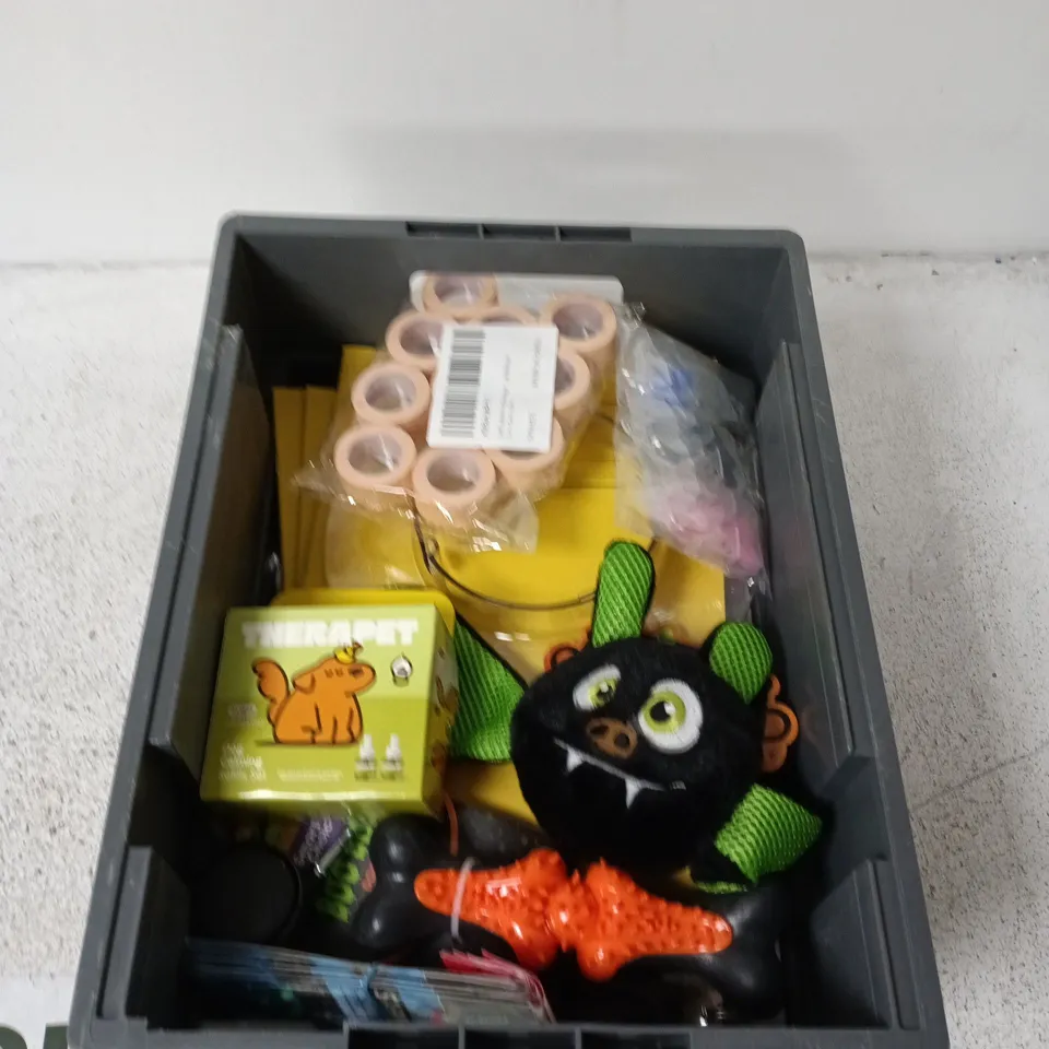 BOX CONTAINING A MIX OF APPROXIMATELY 15 ASSORTED HOUSEHOLD ITEMS INCLUDING DOG TOY, METAL PARTS, HALLOWEEN TOY ETC.