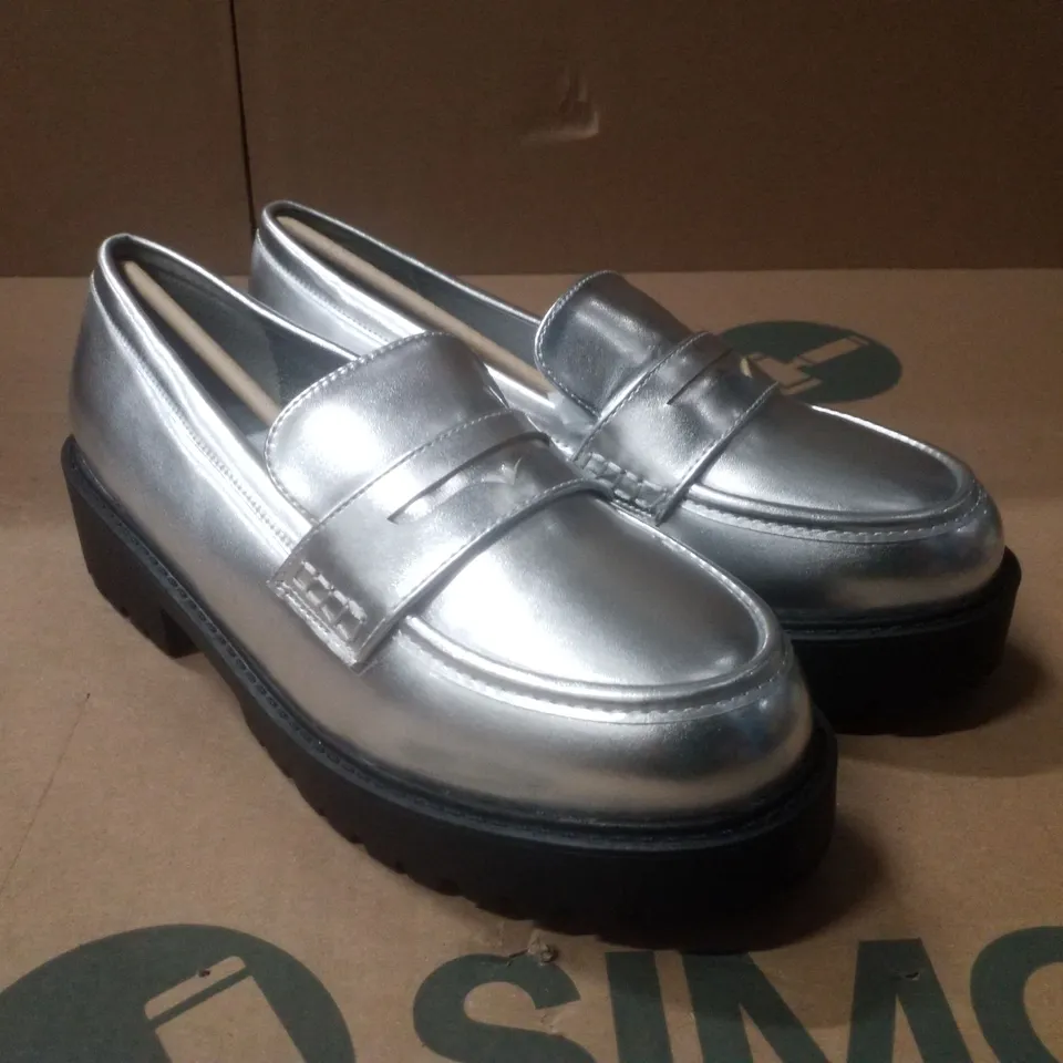 BOX CONTAINING APPROXIMATELY 5 PAIRS OF BRAND NEW SIMPLY BE SILVER DALLAS EX WIDE PENNY LOAFER - SIZE 6