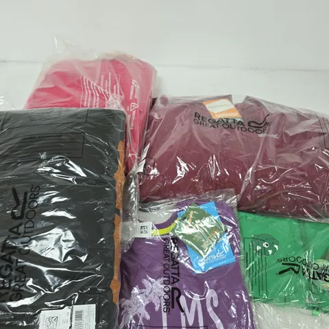 APPROXIMATELY 51 ASSORTED BRAND NEW REGATTA CHILDRENS CLOTHING ITEMS IN VARIOUS SIZES, STYES & COLOURS TO INCLUDE HILLAIN JACKET, BOSLEY T SHIRT ETC