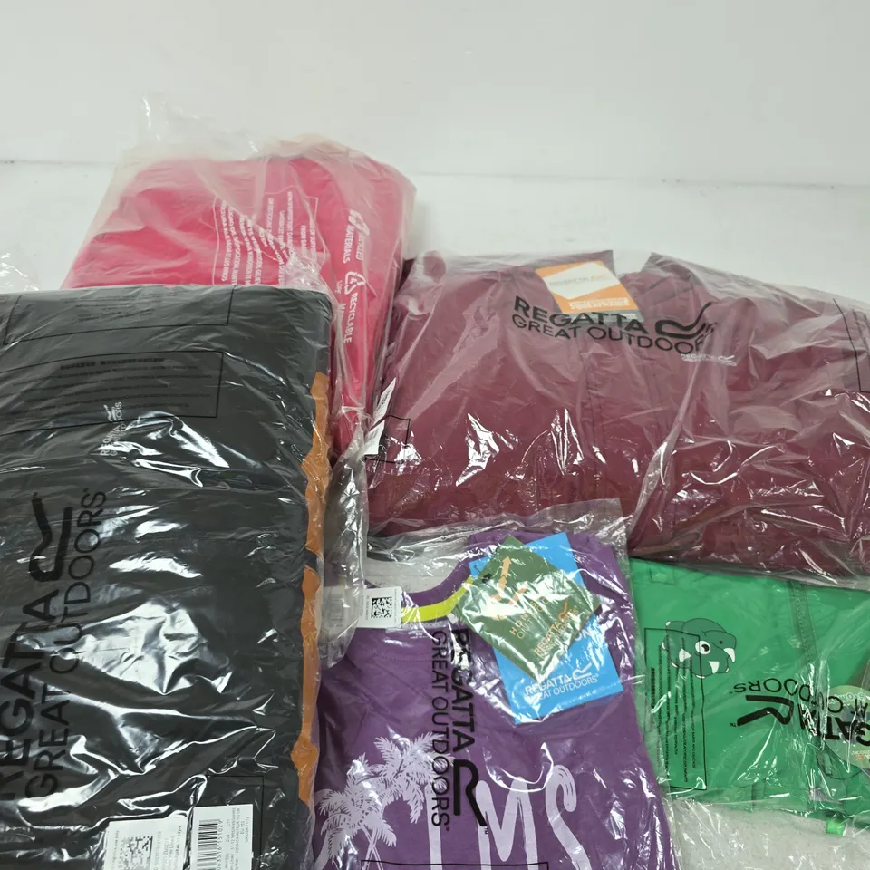 APPROXIMATELY 51 ASSORTED BRAND NEW REGATTA CHILDRENS CLOTHING ITEMS IN VARIOUS SIZES, STYES & COLOURS TO INCLUDE HILLAIN JACKET, BOSLEY T SHIRT ETC