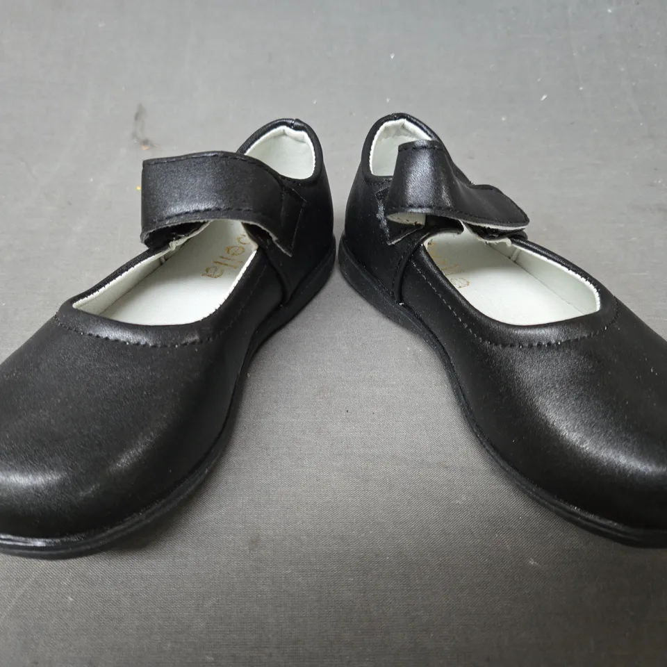 BOXED PAIR OF ABEILA KID'S SHOES IN BLACK EU SIZE 29