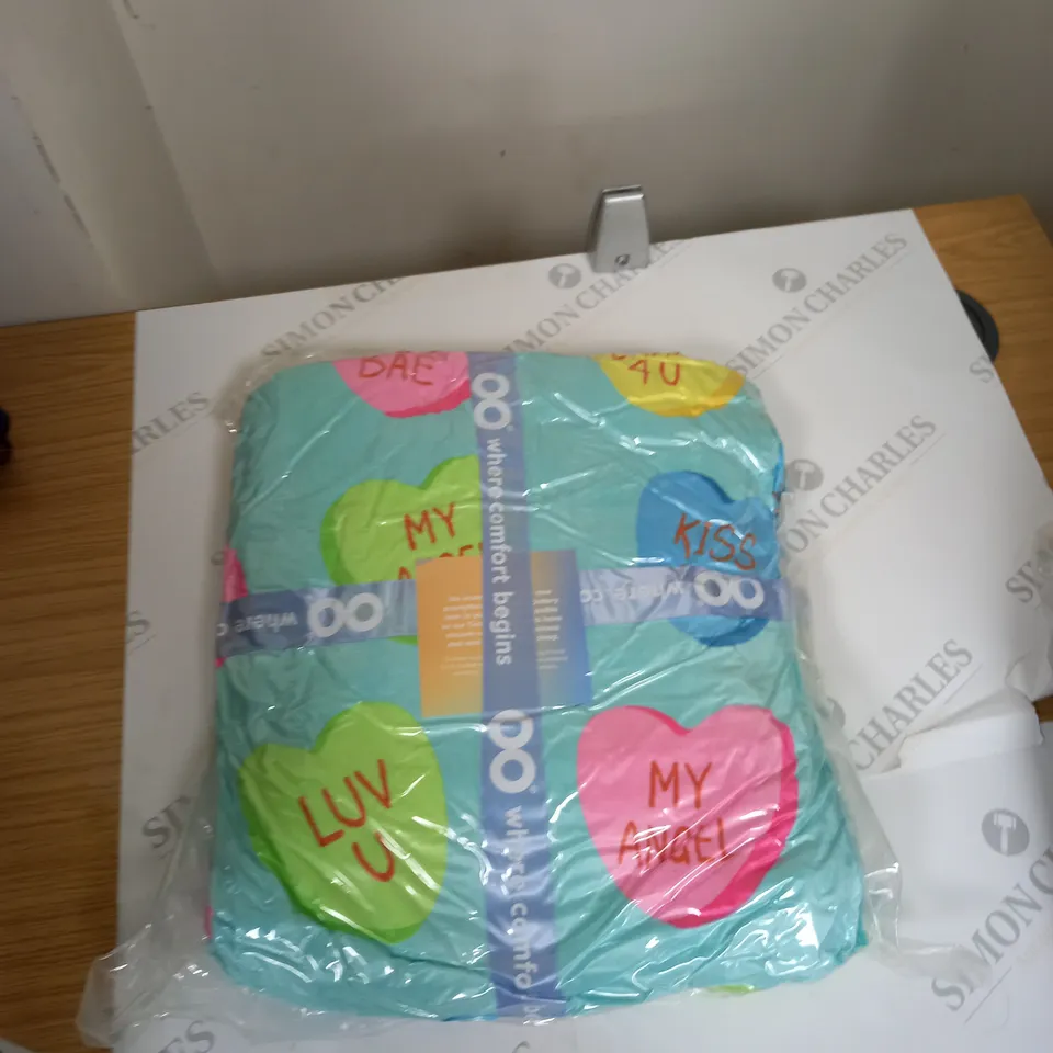 HOODED BLANKET 