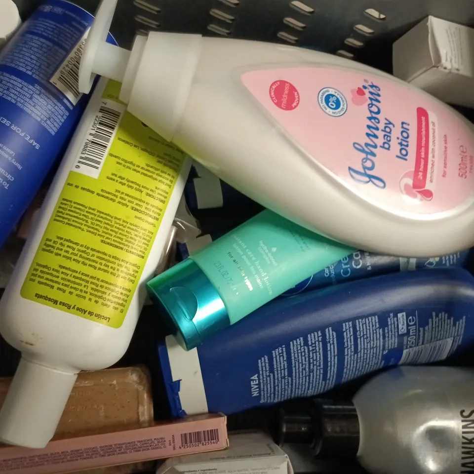 APPROXIMATELY 15 ASSORTED COSMETIC ITEMS TO INCLUDE DOVE, NIVEA, CERAVE, ETC - COLLECTION ONLY