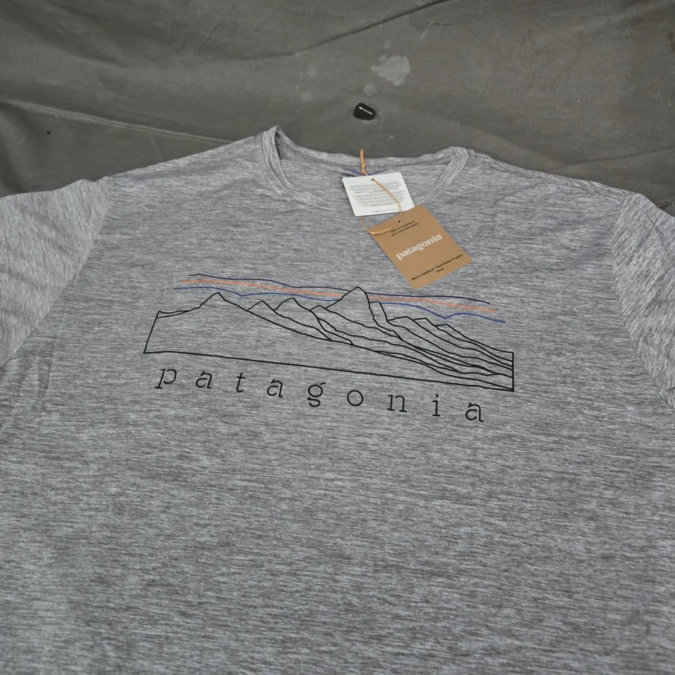 PATAGONIA MEN'S CAP COOL DAILY GRAPHIC SHIRT – FEATHER GREY – UK L