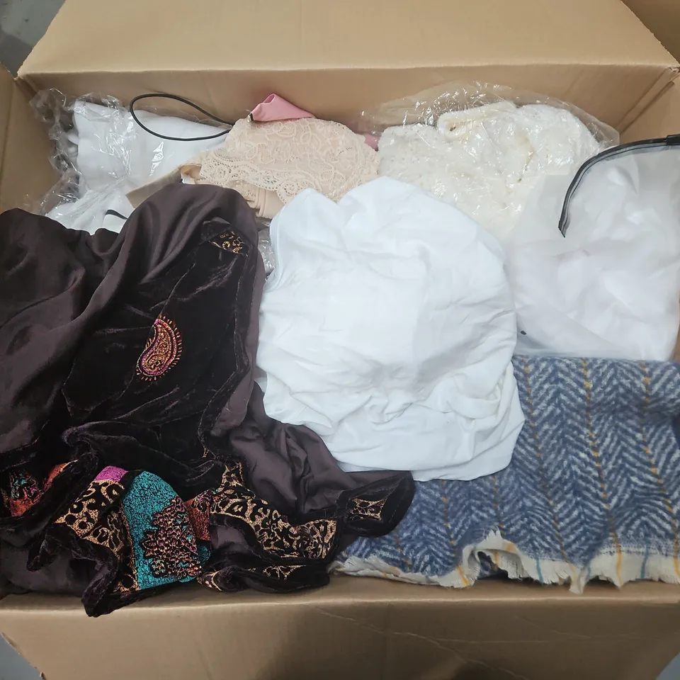 APPROXIMATELY 25 ASSORTED CLOTHING ITEMS IN VARIOUS SIZES, STYLES & COLOURS TO INCLUDE BRANDS SUCH AS NEXT, HALARA, SOCK STACK, ETC - COLLECTION ONLY