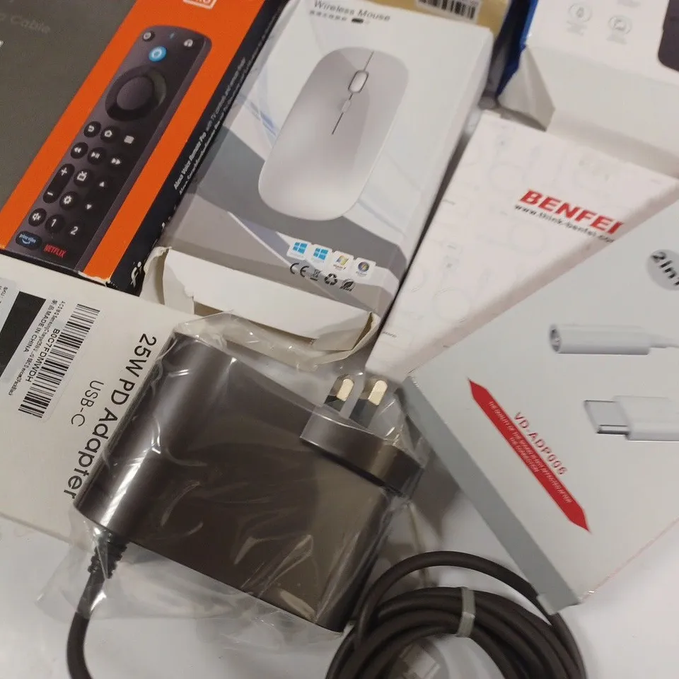 LOT OF ASSORTED TECH ITEMS TO INCLUDE FIRE TV REMOTE, WI-FI EXTENDER AND USB-C 20W POWER ADAPTER