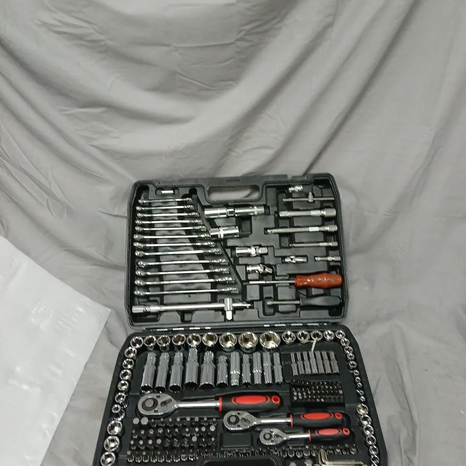 PROFESSIONAL SOCKET SET IN BLACK CARRY CASE – RATCHETS, SOCKETS & BITS