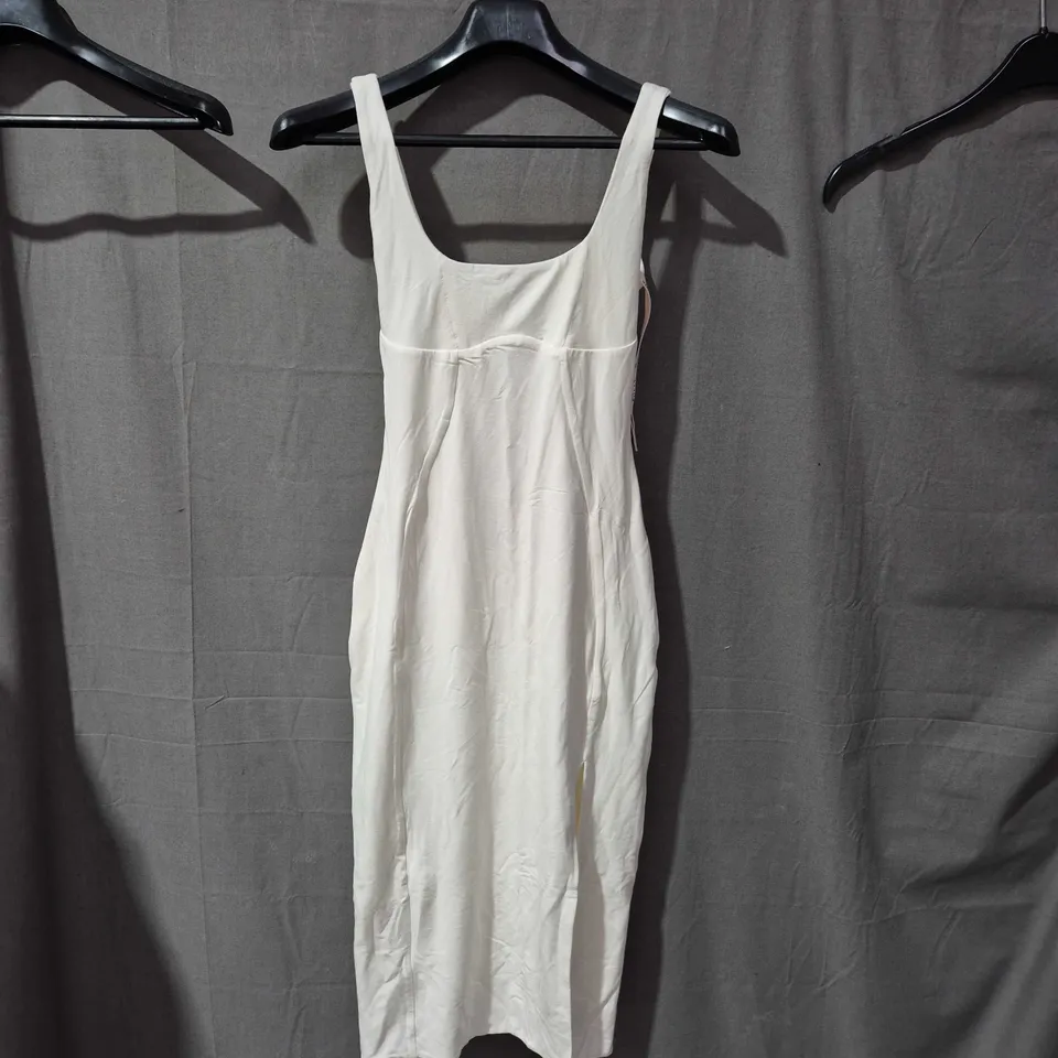 APROXIMATLY 25 ITEMS TOPS,PANTS AND DRESSES ECT 