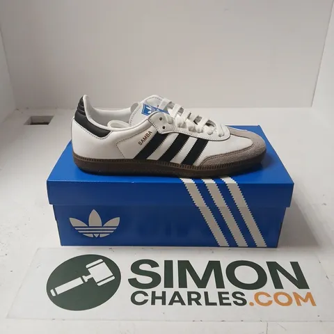 BOXED PAIR OF ADIDAS SAMBA OG TRAINERS IN WHITE - UK 6.5
