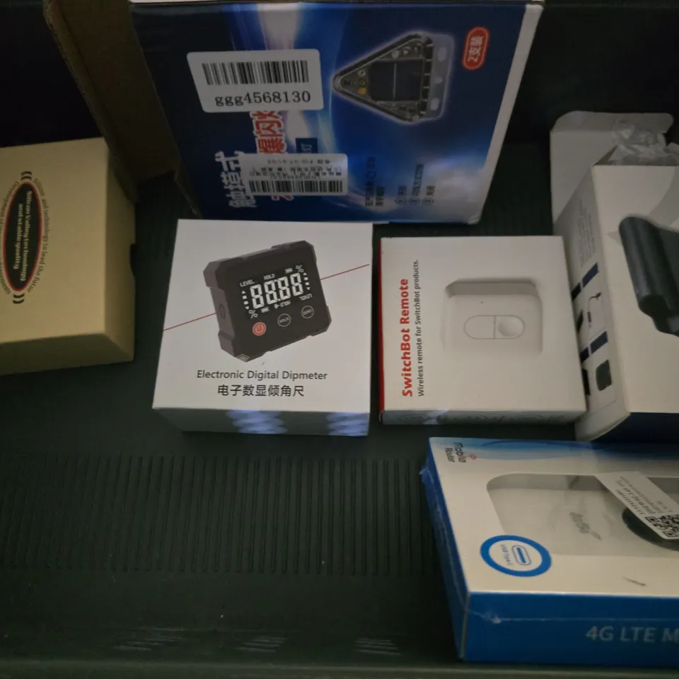 APPROXIMATELY 9 ASSORTED ITEMS TO INCLUDE - PORTABLE IRON , SPRAY HANDLE MASSAGE BRUSH, FLASHDRIVE ETC