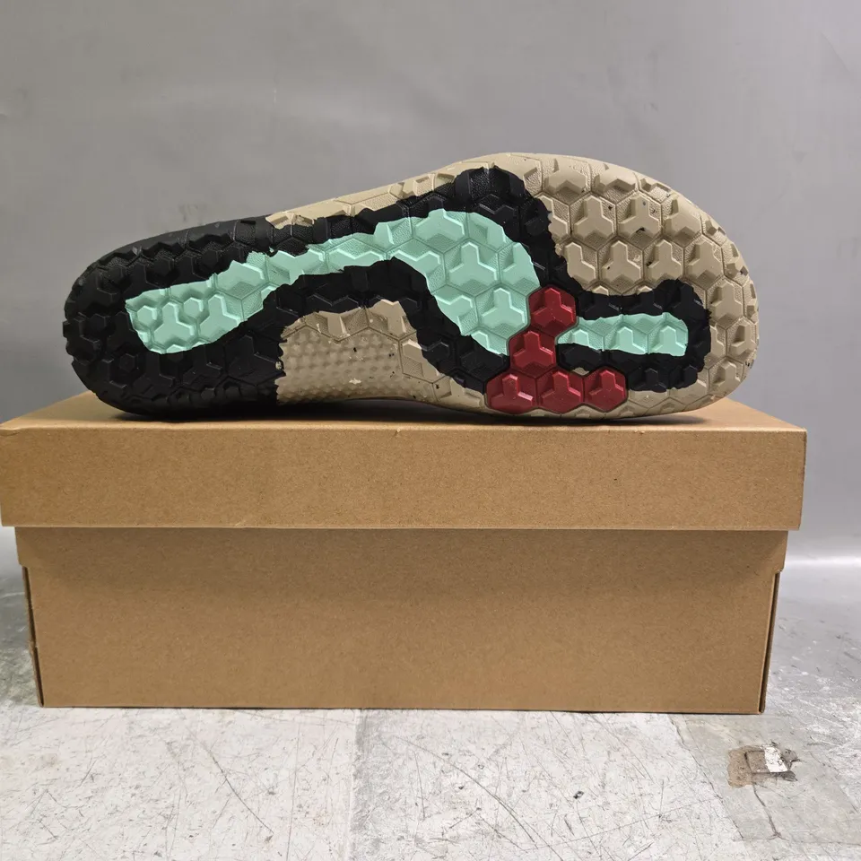 BOXED PAIR OF VIVO BAREFOOT PRIMUS TRAIL III SHOES IN PEBBLE SIZE UK 7