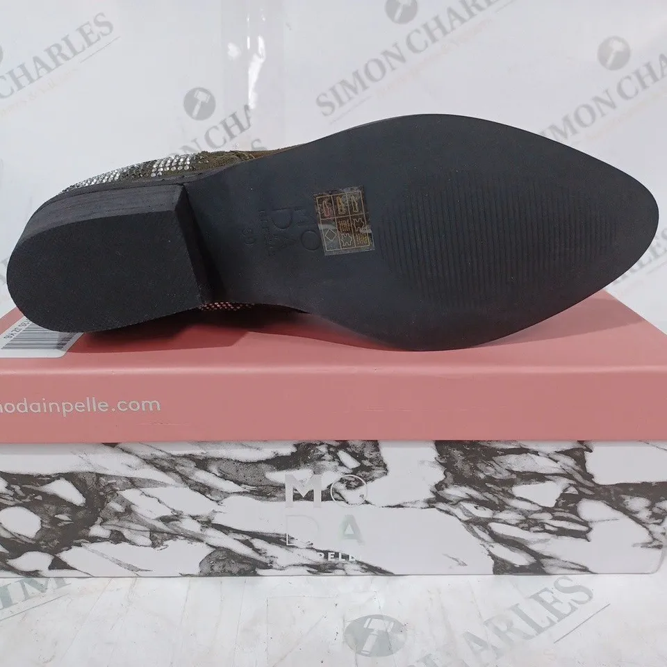 BOXED PAIR OF MODA IN PELLE KATREENA ANKLE BOOTS IN KHAKI SIZE 6