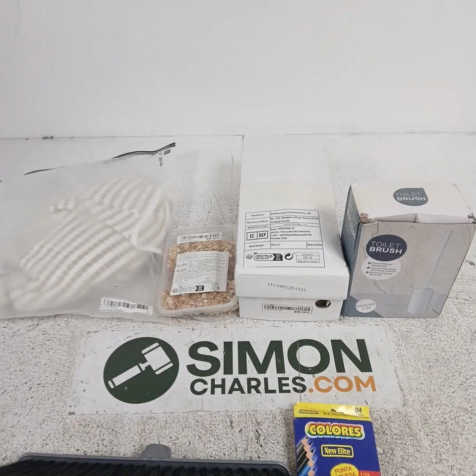 BOX OF APPROXIMATELY 15 ASSORTED ITEMS INCLUDING A TOILET BRUSH, COLORES 24 COLOURED PENCILS AND A BROOM HEAD