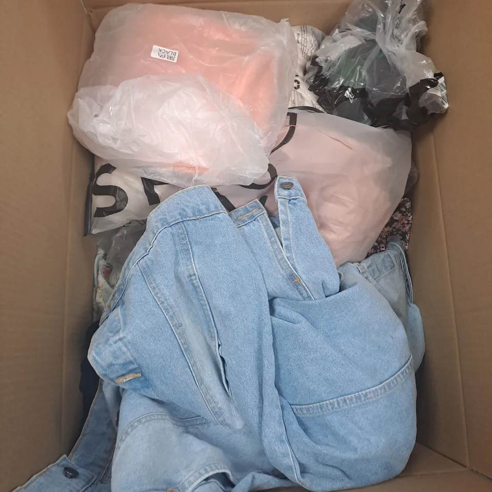 BOX OF APPROX. 25 ASSORTED CLOTHING VARYING IN SIZE/COLOUR/STYLE TO INCLUDE:  TOPS, TROUSERS, JUMPERS