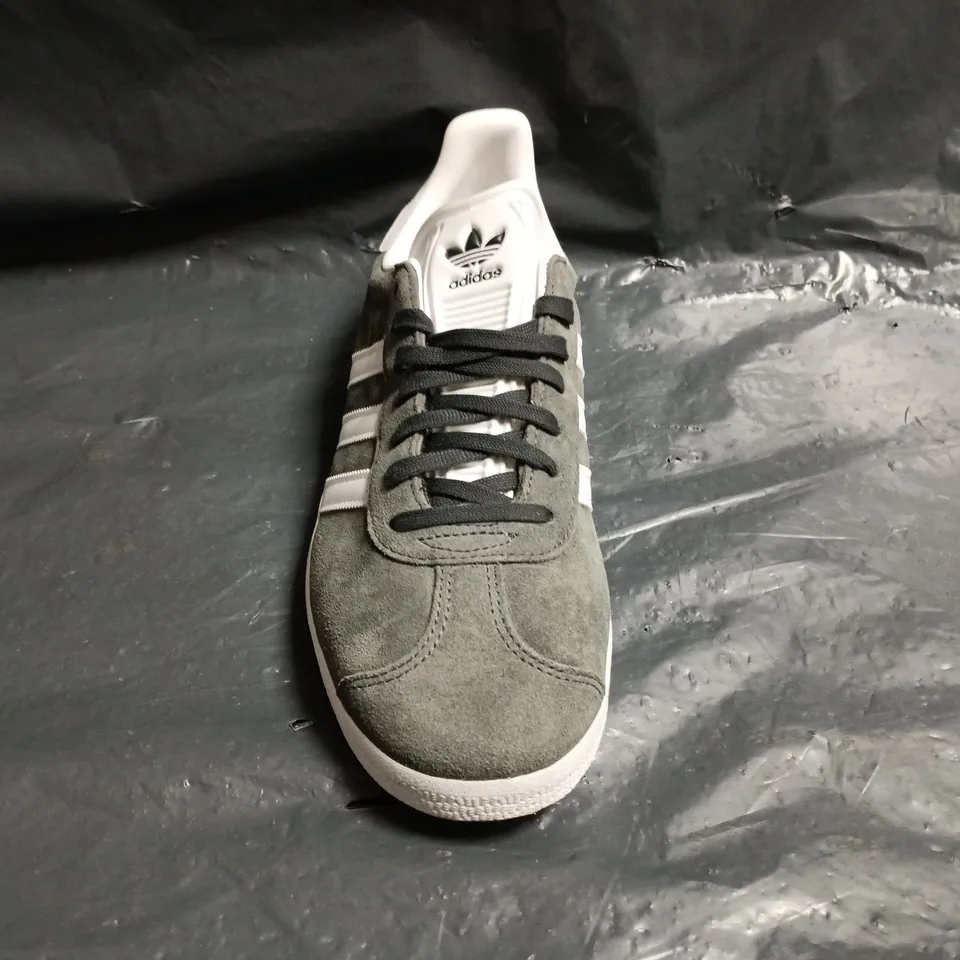 PAIR OF ADIDAS GAZELLE TRAINERS IN GREY/WHITE SIZE UK 10