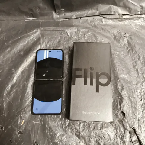 SAMSUNG GALAXY Z FLIP4 SMARTPHONE IN GRAPHITE