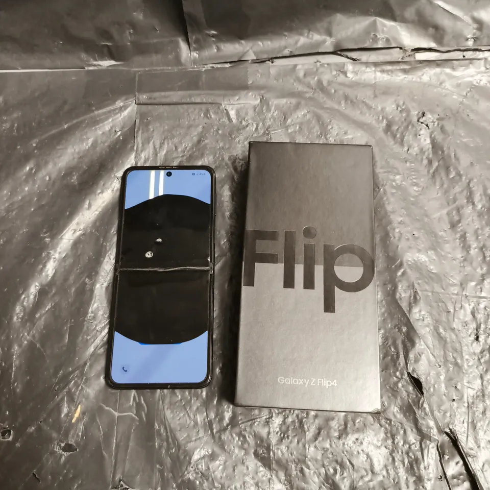 SAMSUNG GALAXY Z FLIP4 SMARTPHONE IN GRAPHITE