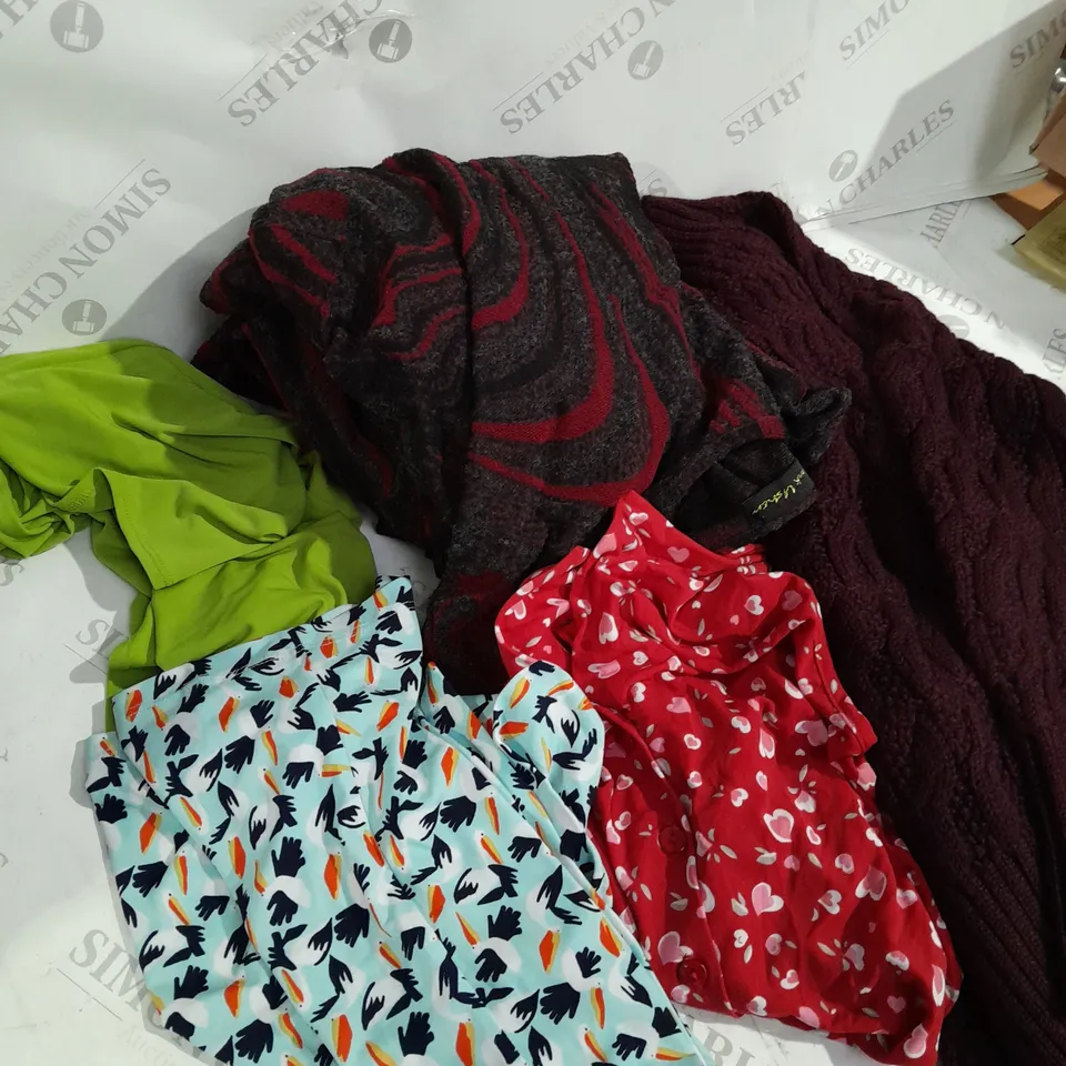 BOX OF APPROXIMATELY 10 CLOTHING ITEMS TO INCLUDE JUMPERS, DRESSES, T-SHIRTS ETC