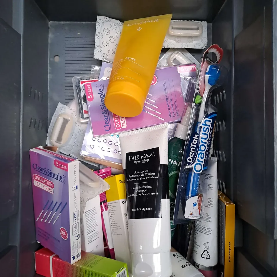 APPROXIMATELY 20 ASSORTED COSMETIC PRODUCTS TO INCLUDE BULLDOG ORIGINAL SHAMPOO, ELF MAKE UP BRUSH AND NIVEA MEN MOISTURISER