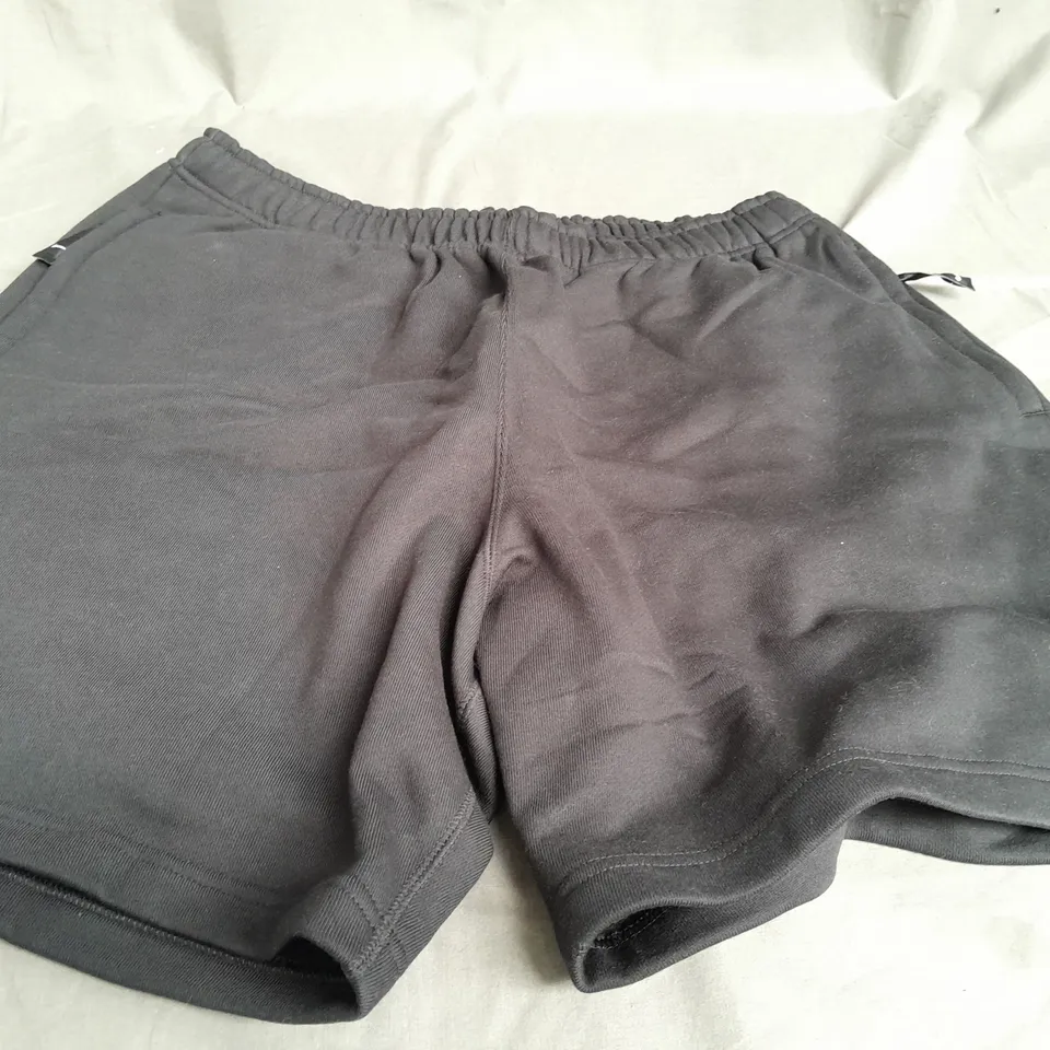 NIKE LOOSE FIT AT KNEE LENGTHSHORTS  IN BLACK - LARGE